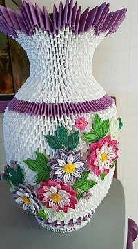 Cliquez sur l'image pour l'agrandir. Ce vase est réalisé avec 3500 petit morceaux de papier, pliés, assemblées et collé, ce qui à nécessité 3 semaines de travail avec la méthode de l'origami, et  bien sûr, la décoration fleurale en plus, ce qui à nécessité une semaine de travail en plus avec la méthode Quilling.