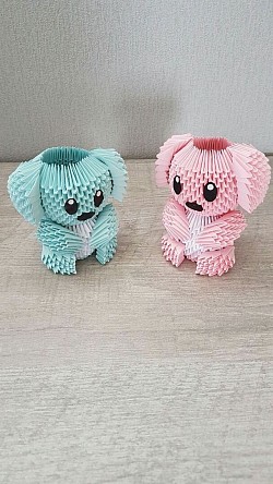 Petit ours assis, bleu ou rose - REF : 0077 - Prix : 15,00€ - Hauteur + ou - 15cm